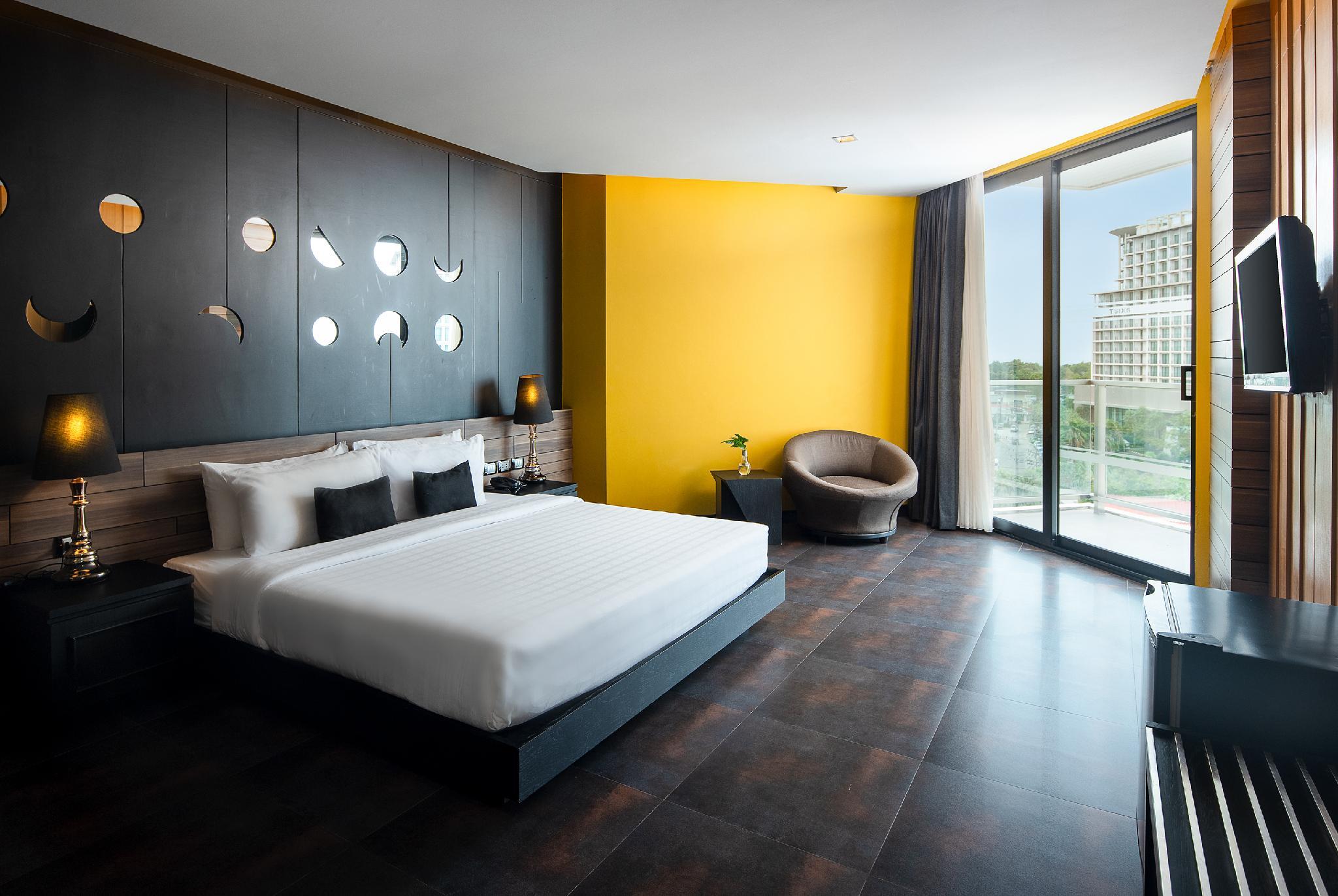 Tsix5 Quarter Hotel Pattaya Exterior photo