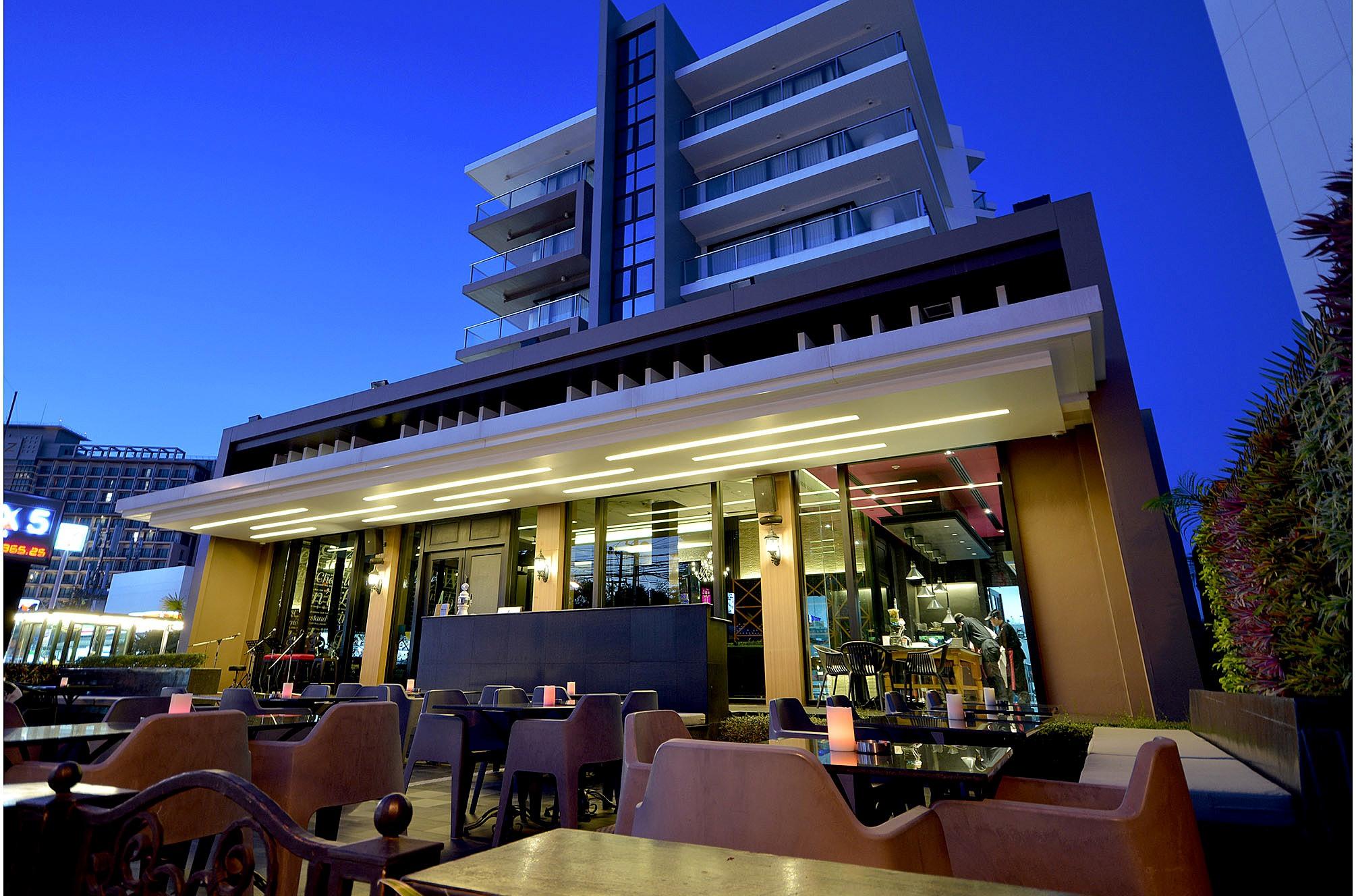Tsix5 Quarter Hotel Pattaya Exterior photo